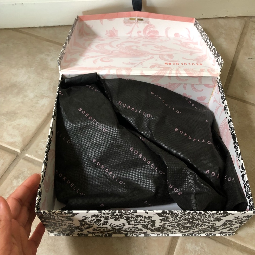 Black Pumps